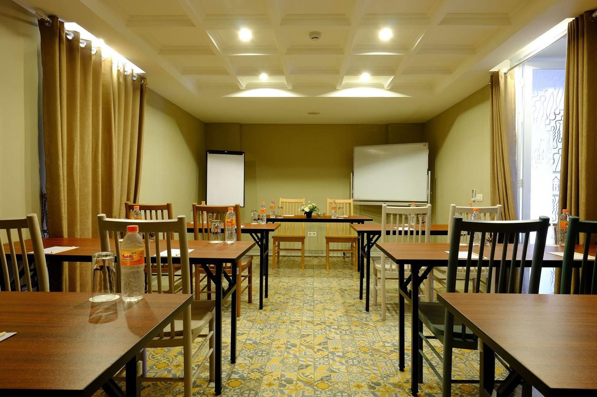 Tibera Hotel Ciumbuleuit Бандунг Экстерьер фото